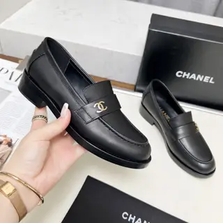Chanel loafers are full of retro style. The delicate shoe shape is very pleasing to the