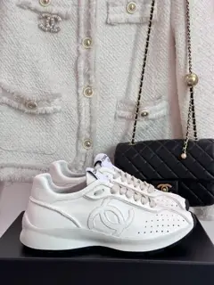 Chanel Dexter casual sneakers with a shit-like feel