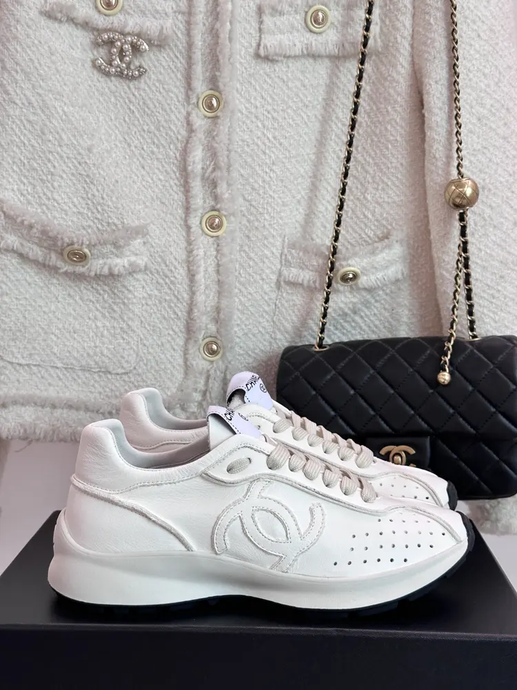 Chanel Dexter casual sneakers with a shit-like feel