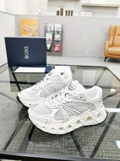 Dior men’s sports shoes are synchronized with the counter