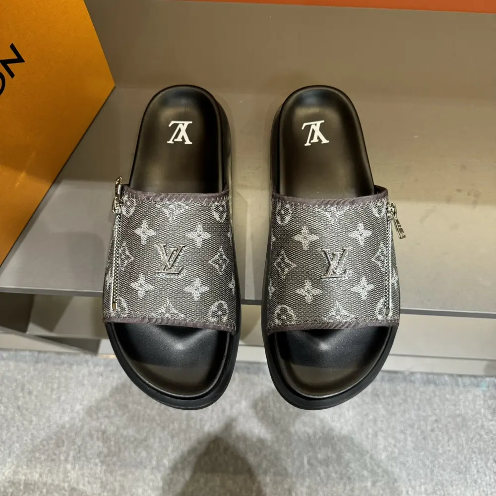 Louis Vuitton high-end men’s summer slippers