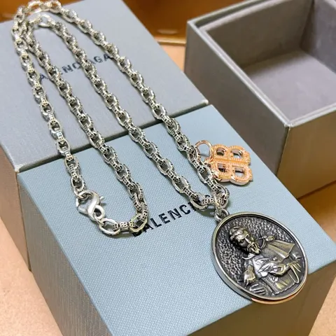 Balenciaga new necklace The same as the counter