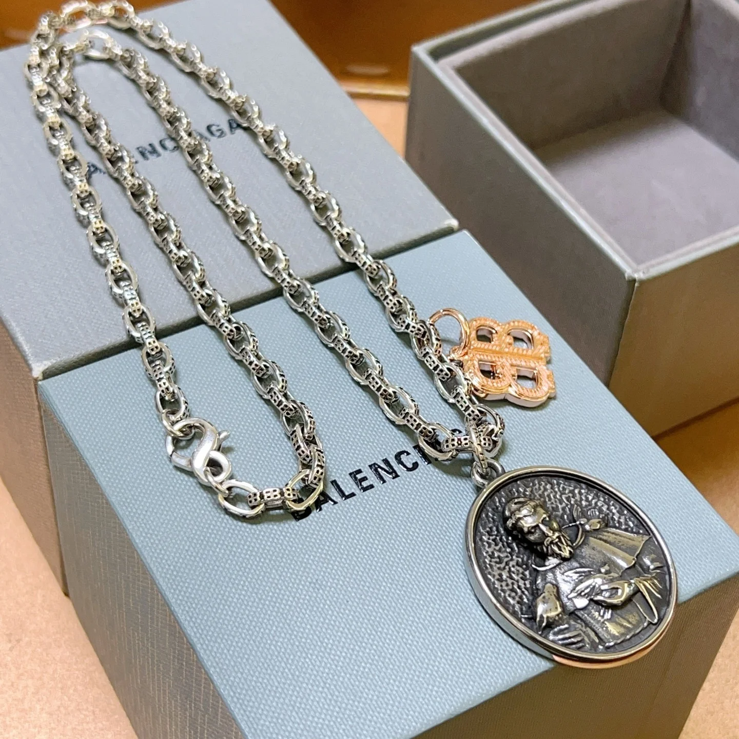 Balenciaga new necklace The same as the counter
