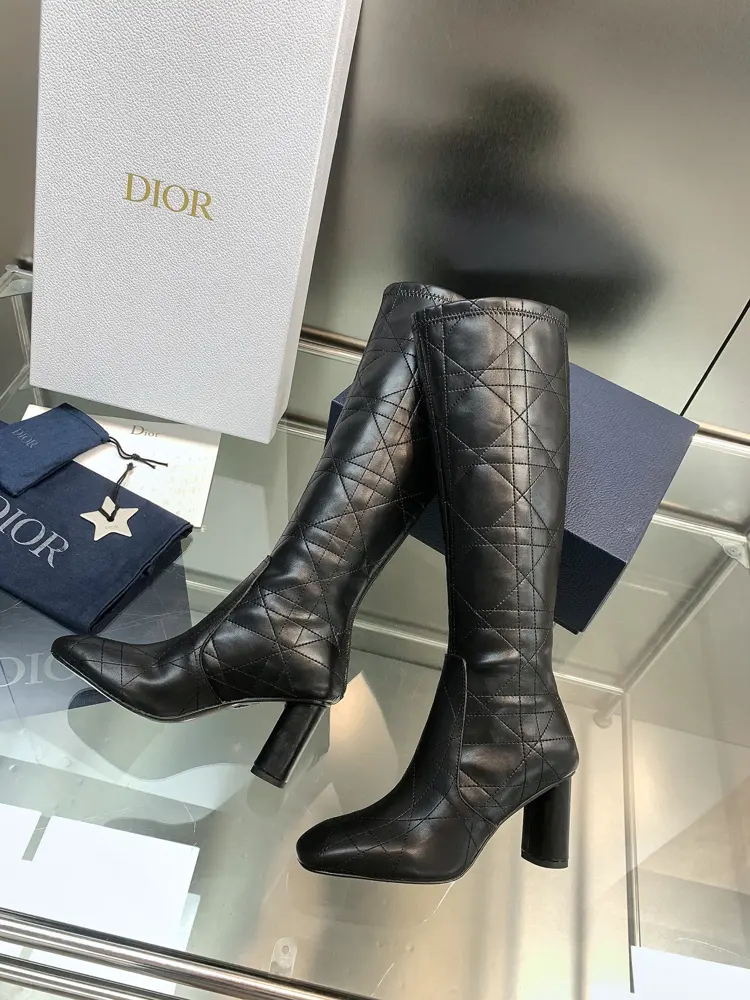 Dior D-Shadow heeled boots are elegant and stylish. Crafted from black leather-effect