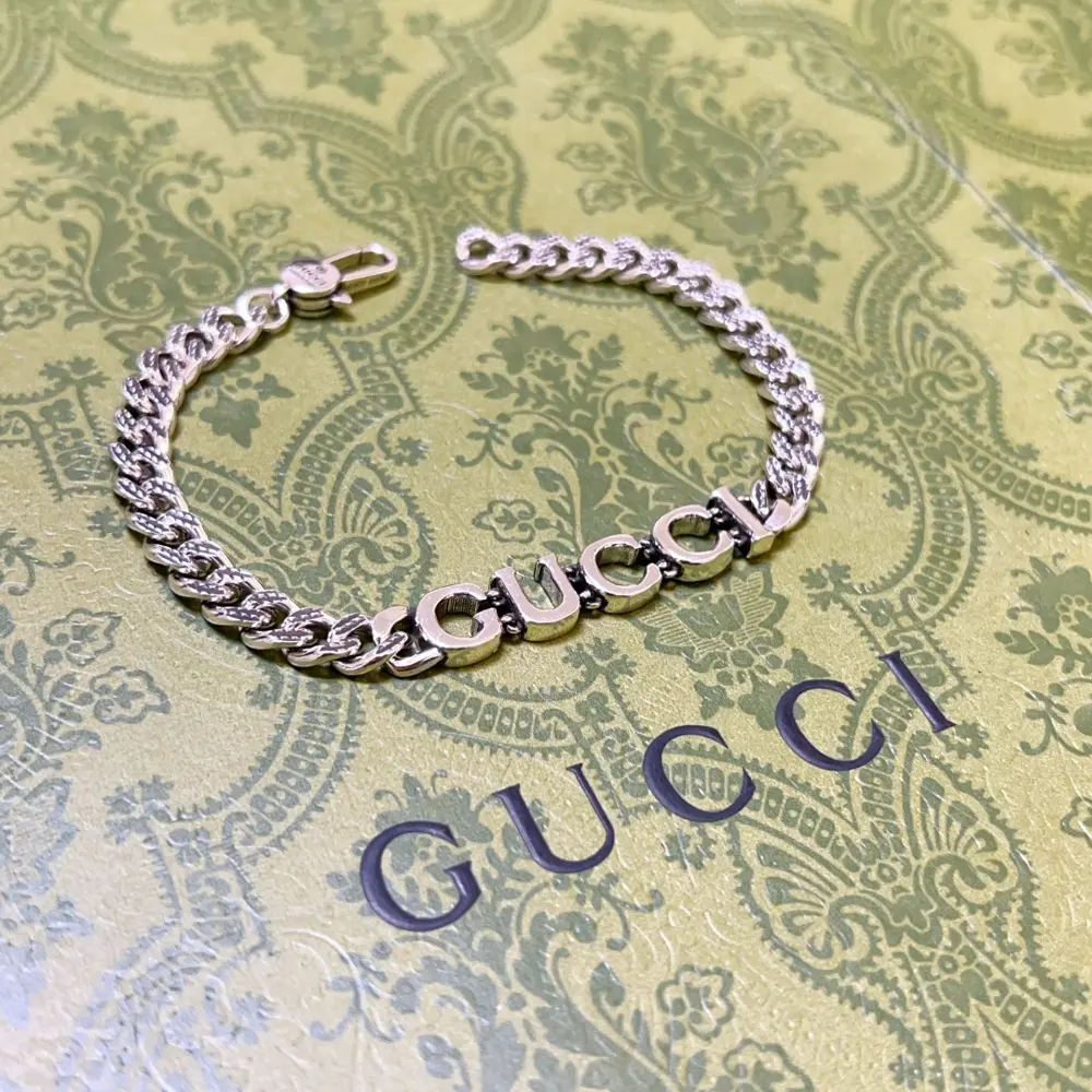 The latest classic Gucci bracelet. Exquisite style and texture. It is absolutely top-notch