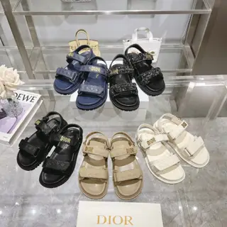 Dior Diorect slippers in cowhide leather with a cross-effect rattan pattern are stylish and