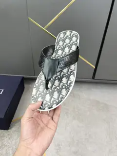 Dior slippers are now available in new styles with perfect workmanship