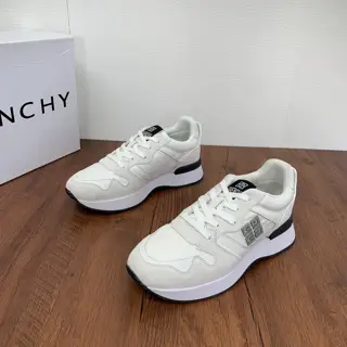 Givenchy men’s patchwork sneakers are shipped. Calfskin and suede leather are paired with