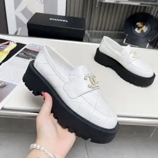 Chanel loafers are full of retro style. The delicate shoe shape is very pleasing to the