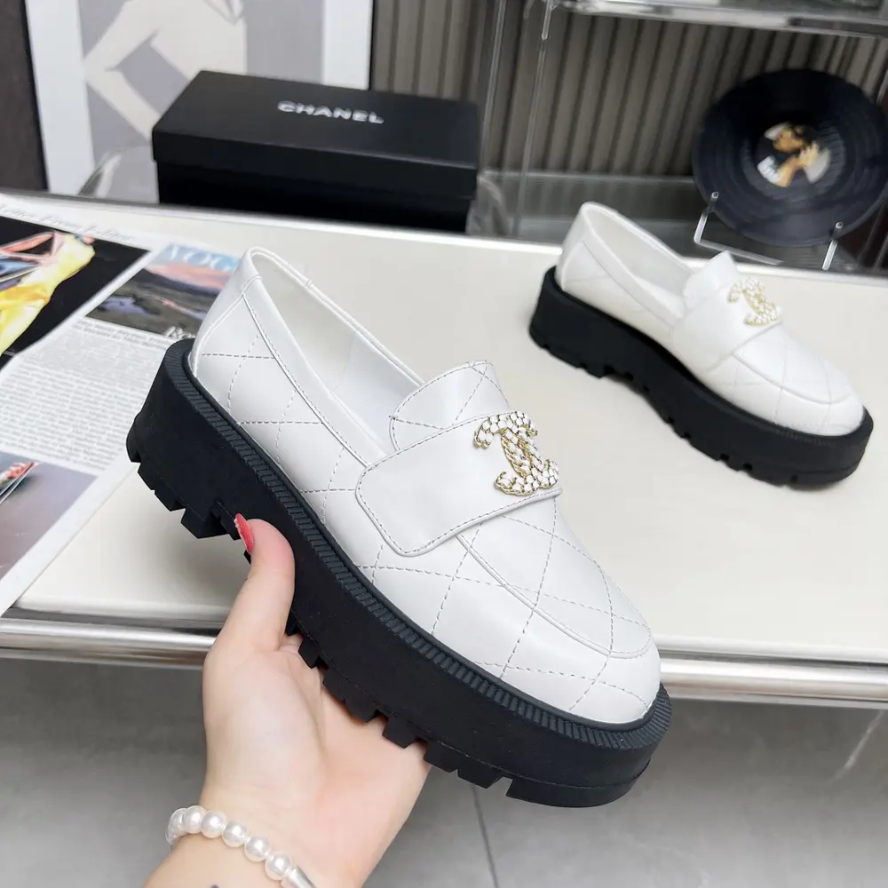 Chanel loafers are full of retro style. The delicate shoe shape is very pleasing to the