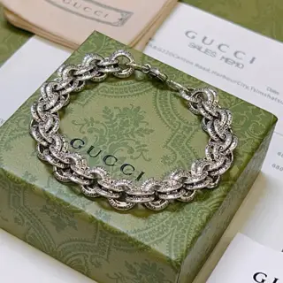 The latest classic Gucci bracelet. Exquisite. Both the style and the texture are absolutely