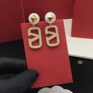 Valentino pearl earrings and pendant with diamonds in V shape