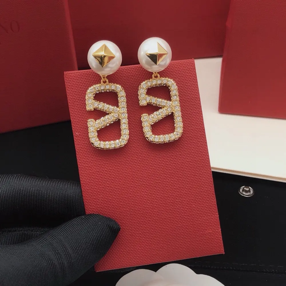 Valentino pearl earrings and pendant with diamonds in V shape