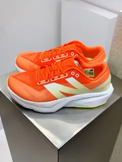 New Balance uses ultra-light and breathable 3D knitted mesh yarn material to construct the