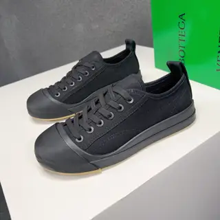 BOTTEGA VENETA cowhide woven couple casual shoes. The fabric is imported leather