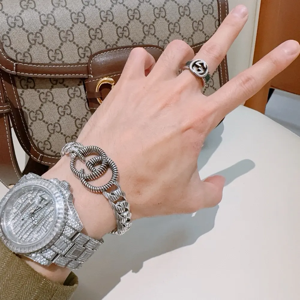 The latest classic Gucci bracelet. Exquisite. Both the style and texture are absolutely