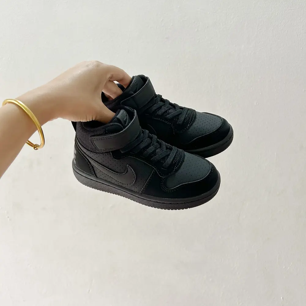 Nike COUNT high-top Velcro sneakers for kids. This sneaker features a soft