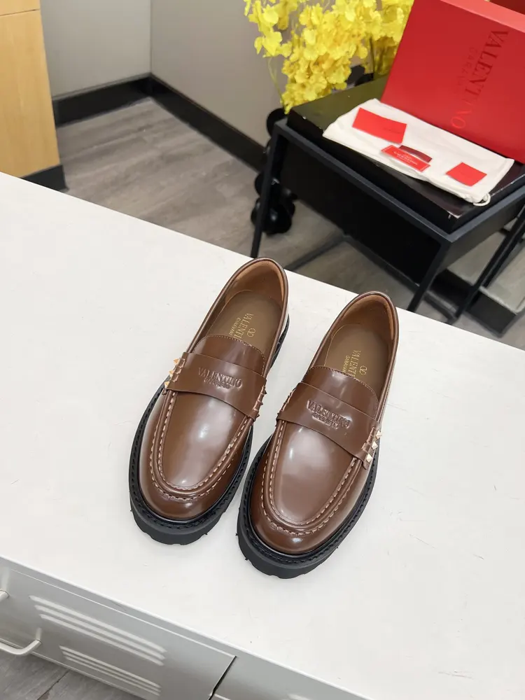 Valentino slip-on loafers are hot new Temperamental and versatile Slay the whole audience