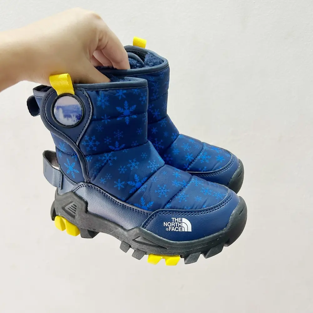 The North Face children’s snow boots with anti-slip buckle
