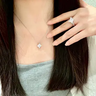 Louis Vuitton classic floral design double flower design necklace