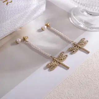 Dior new style Dior new dragonfly earrings loved by all the top brands Metal texture