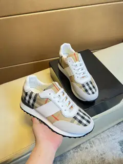 BURBERRY Modern style sneakers
