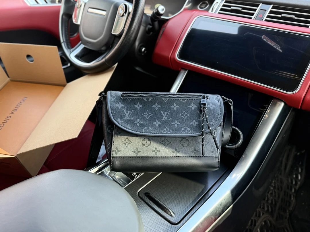 Louis Vuitton Shoulder Bag M12618