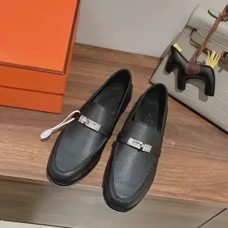 Hermes Kelly buckle loafers. I bought the product again at the beginning of the year. It