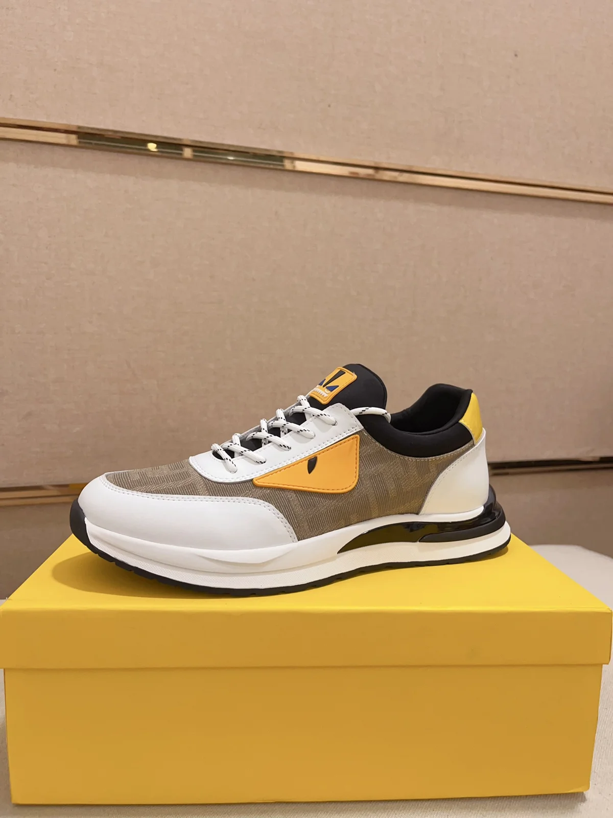 Fendi casual sports shoes upper Imported cowhide fabric Imported sheepskin lining. Original