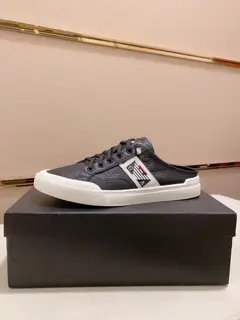 Armani’s new half-slip shoes are on sale at the same counter