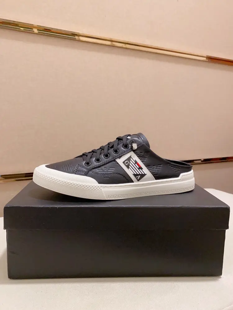 Armani’s new half-slip shoes are on sale at the same counter