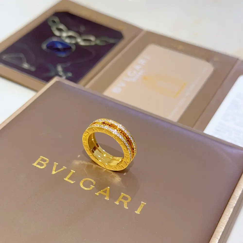 Bvlgari DIVAS’ DREAM series is perfect in appearance and details. The unique color is