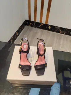 Balmain’s latest spring and summer catwalk metal buckle hollow high-heeled sandals