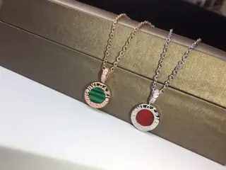 Bvlgari double-sided reversible necklace #red agate malachite# The pendant can be rotated