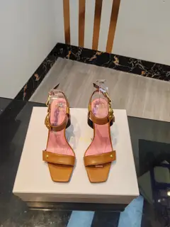 Balmain’s latest spring and summer catwalk metal buckle hollow high-heeled sandals