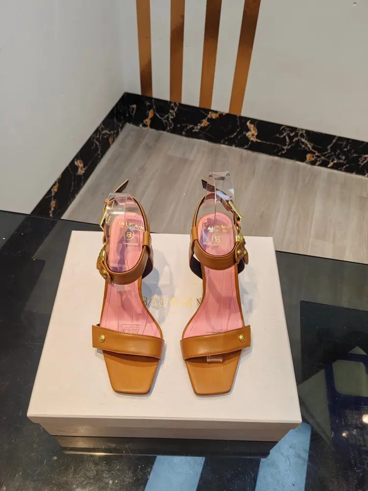 Balmain’s latest spring and summer catwalk metal buckle hollow high-heeled sandals