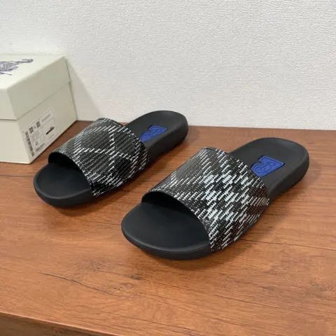 BURBERRY Solid Check Slippers