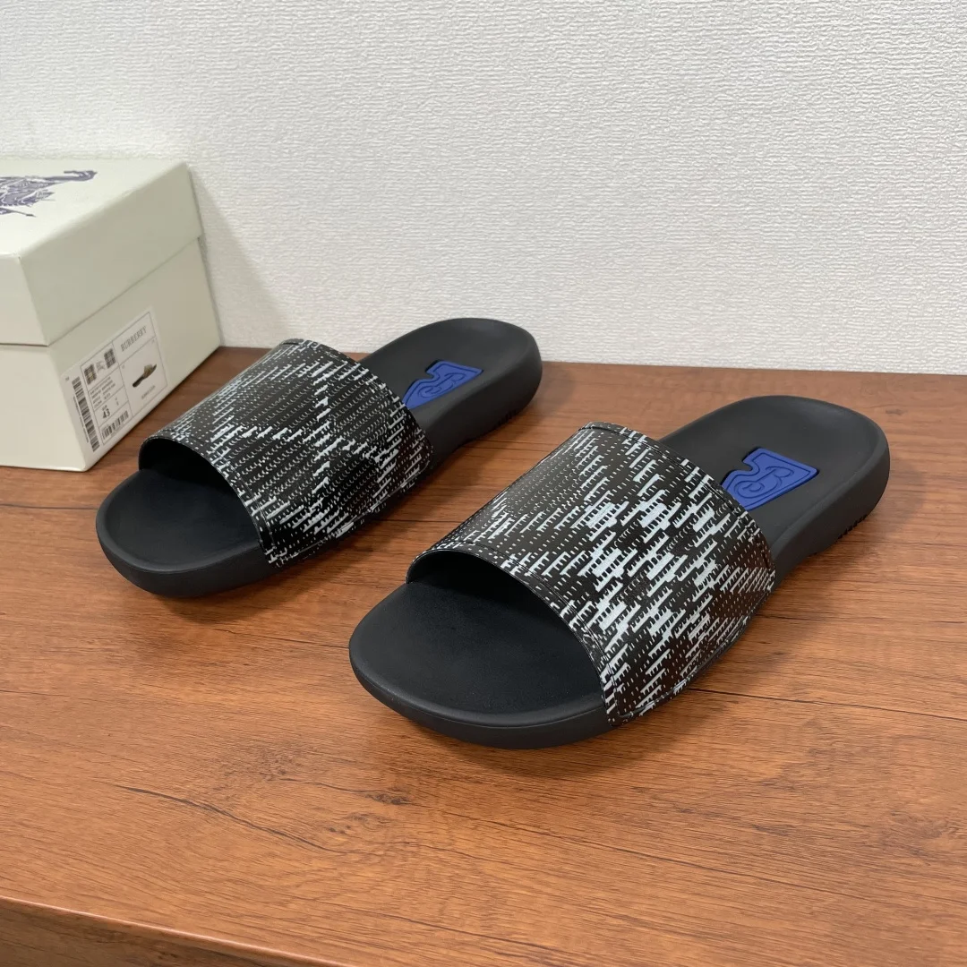 BURBERRY Solid Check Slippers