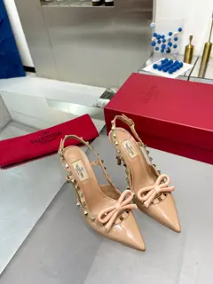 Valentino. Valentino VLogo series shoes The latest rhinestone buckle series in the counter