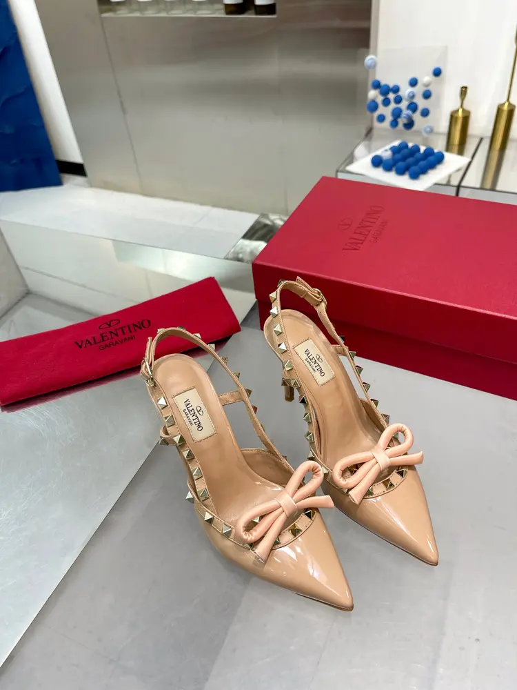 Valentino. Valentino VLogo series shoes The latest rhinestone buckle series in the counter