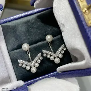 Chaumet V-shaped pearl earrings