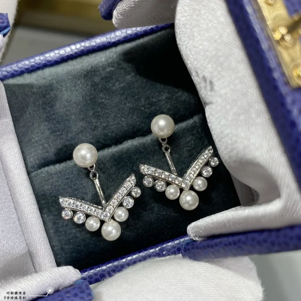 Chaumet V-shaped pearl earrings
