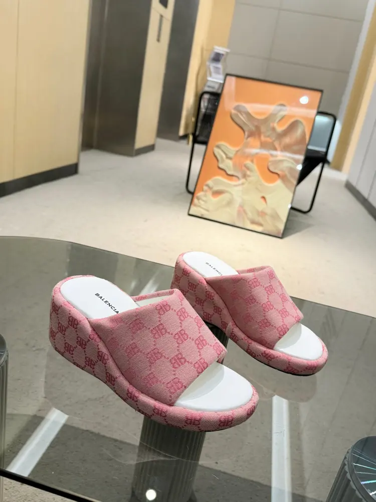 Balenci*ga Balenciaga 2024 summer new thick-soled wedge slippers. Invincible