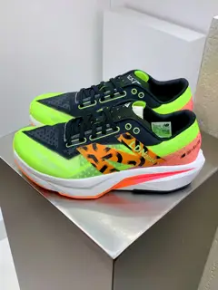 New Balance uses ultra-light and breathable 3D knitted mesh yarn material to construct the
