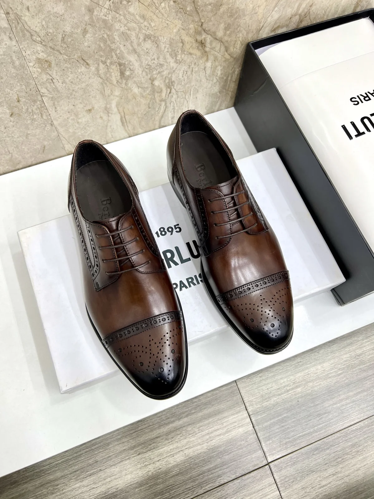 Berluti men’s hand-brushed formal leather shoes are shipped. Selected high-quality imported