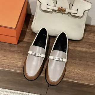 Hermes Kelly buckle loafers. I bought the product again at the beginning of the year. It