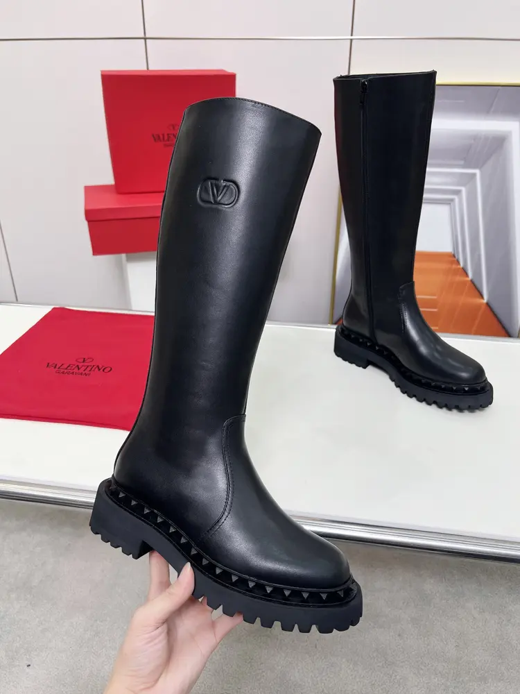 Valentino boots original mold rivets (non-oxidized) high-end custom import. Fabric: black