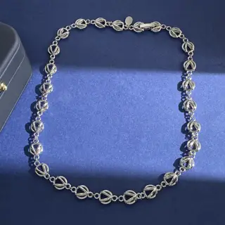 Valentino glossy hollow circle V letter necklace