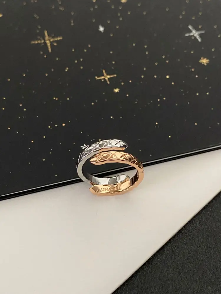 Chanel coco crush high-end collision between fingers two-color gold diamond pattern open