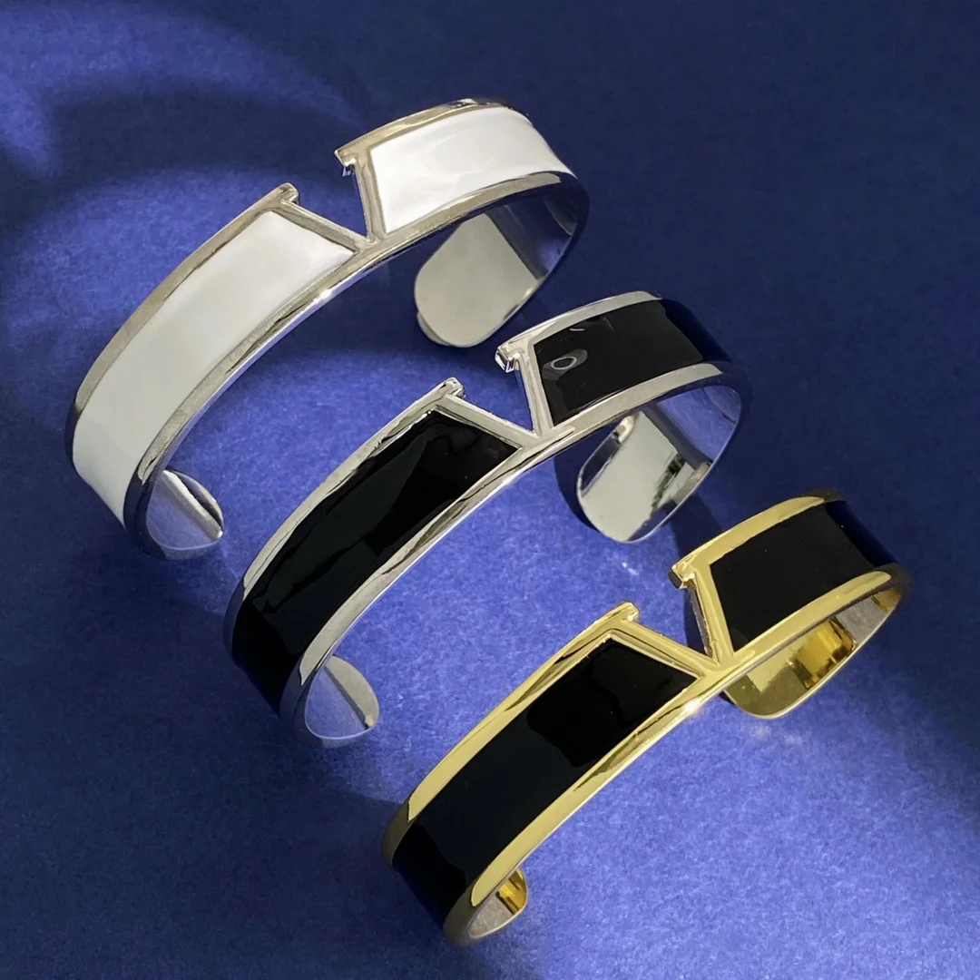 Valentino metal V letter oil drop C-shaped open bracelet Size: inner diameter 6.15cm width